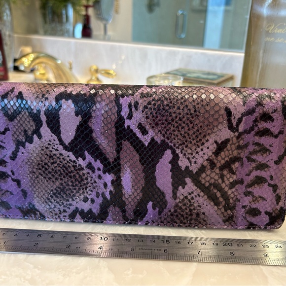 Purple snakeskin purse with short shoulder strap, chain detail. Magnet closure. - Picture 16 of 16